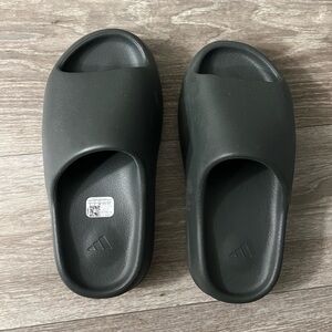 Yeezy Slide. Size US 5
